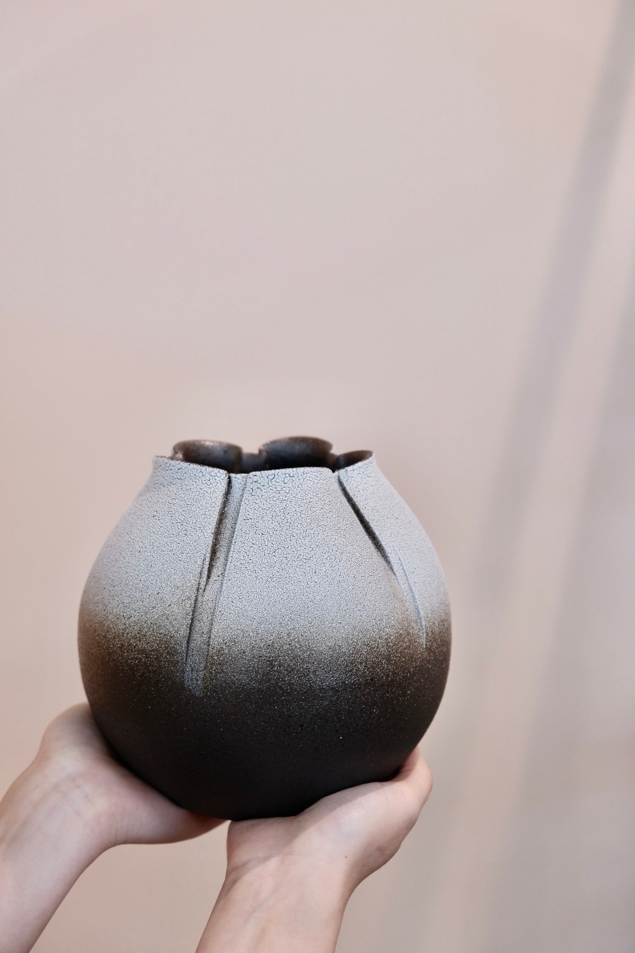 Japan MARUI Shigaraki ware "Unmelted Snow" Round Vase (Gift Box)